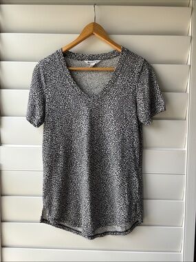 Athleta Black & White Speckled V-Neck Tee